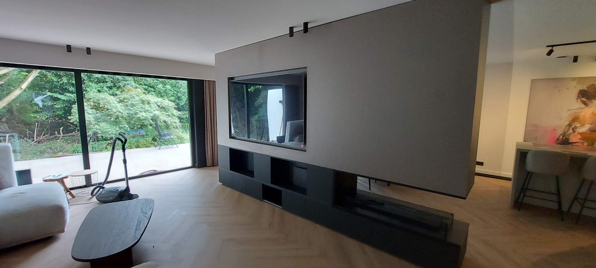 Amplus pro Object supported us excellently in the delivery and installation of all custom-made furniture in our fully renovated dream home. From jointly designing the furniture and selecting high-quality materials to delivery and on-site installation, everything went perfectly. The communication with Olga, our dedicated point of contact, was clear and pleasant, and the craftsmen were professional and friendly. Even after completion, any outstanding items are handled neatly and correctly. A reliable partner that we would recommend without hesitation..  Rafik Krimpen aan den IJssel